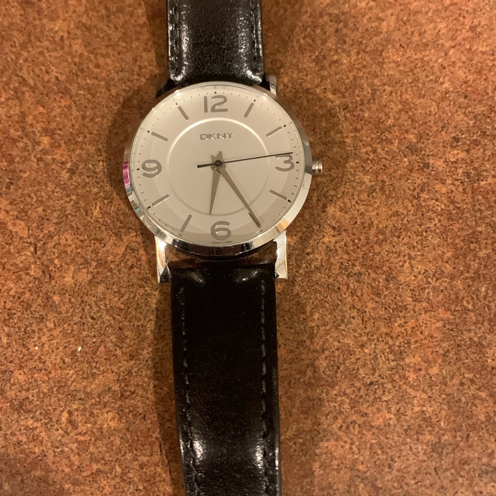 Beautiful DKNY ladies watch ; beautiful condition: needs a battery .